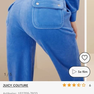 Juicy couture  - Byxor modell ”Del Ray pocket pants” i strl XS i velour från Juicy Couture. Bred resårkant i midjan med dragsko. Fickor på vardera sida. Bakfickor med lock och tryckknappar. Rak modell Broderad logga framtill. Färgen Grey Marl 
