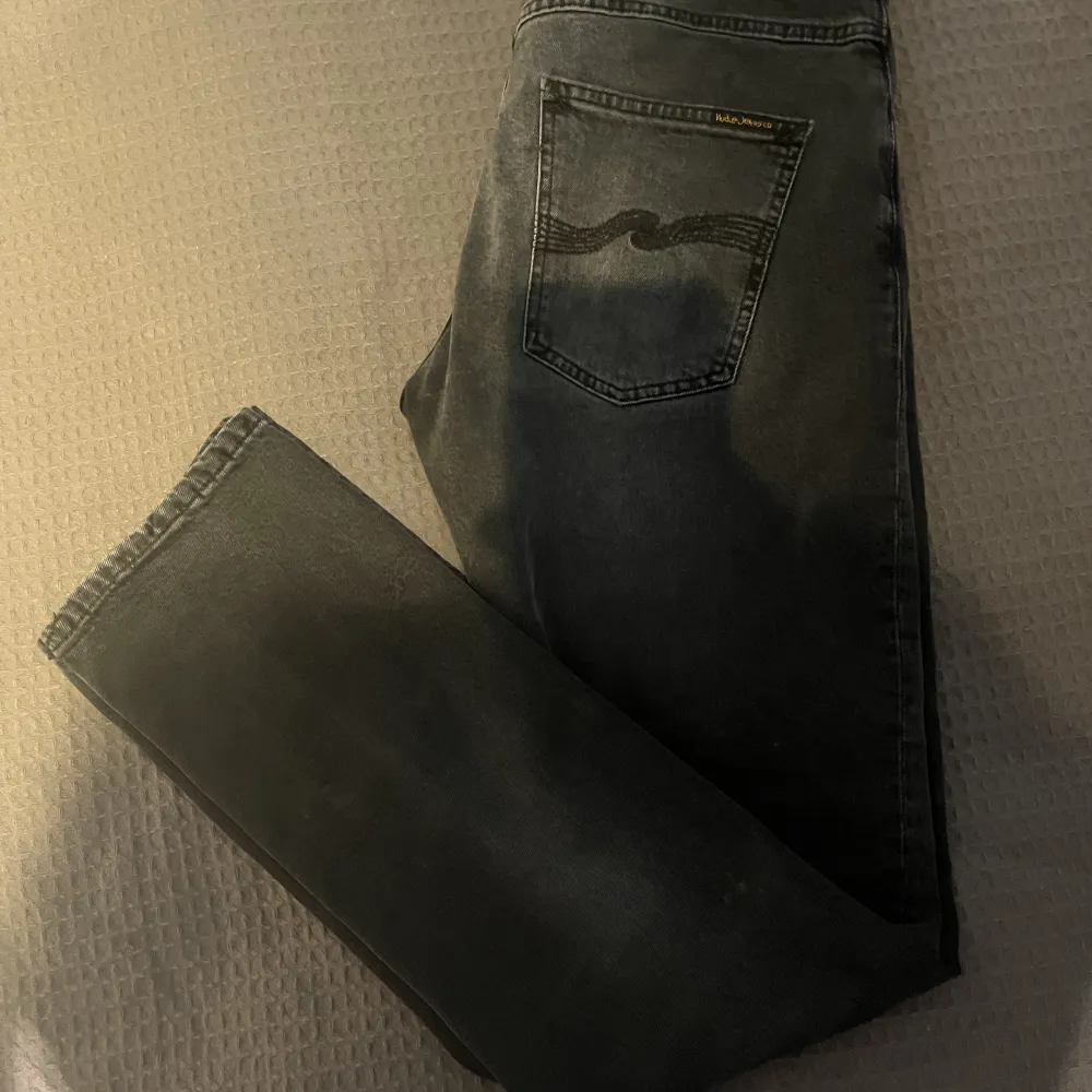 Fina nudie jeans, modellen grim tim i strl 32/34. Jeansen är inköpta på NK.. Jeans & Byxor.