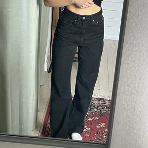 Svarta jeans - Svarta högmidjade jeans från weekday i storleken 25/30 🖤 Sjukt fin passform men tyvärr lite stora för mig. Pris kan diskuteras