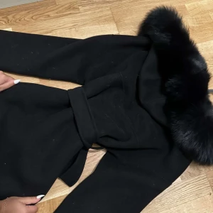 svart päls jacka  - oanvänd svart pälsjacka ❤️