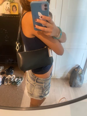 Väska - Säljer denna väska ifrån brandy Melville helt oanvönd, nypris 310