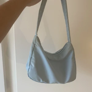 Blå väska - Säljer denna väska från Gina tricot!