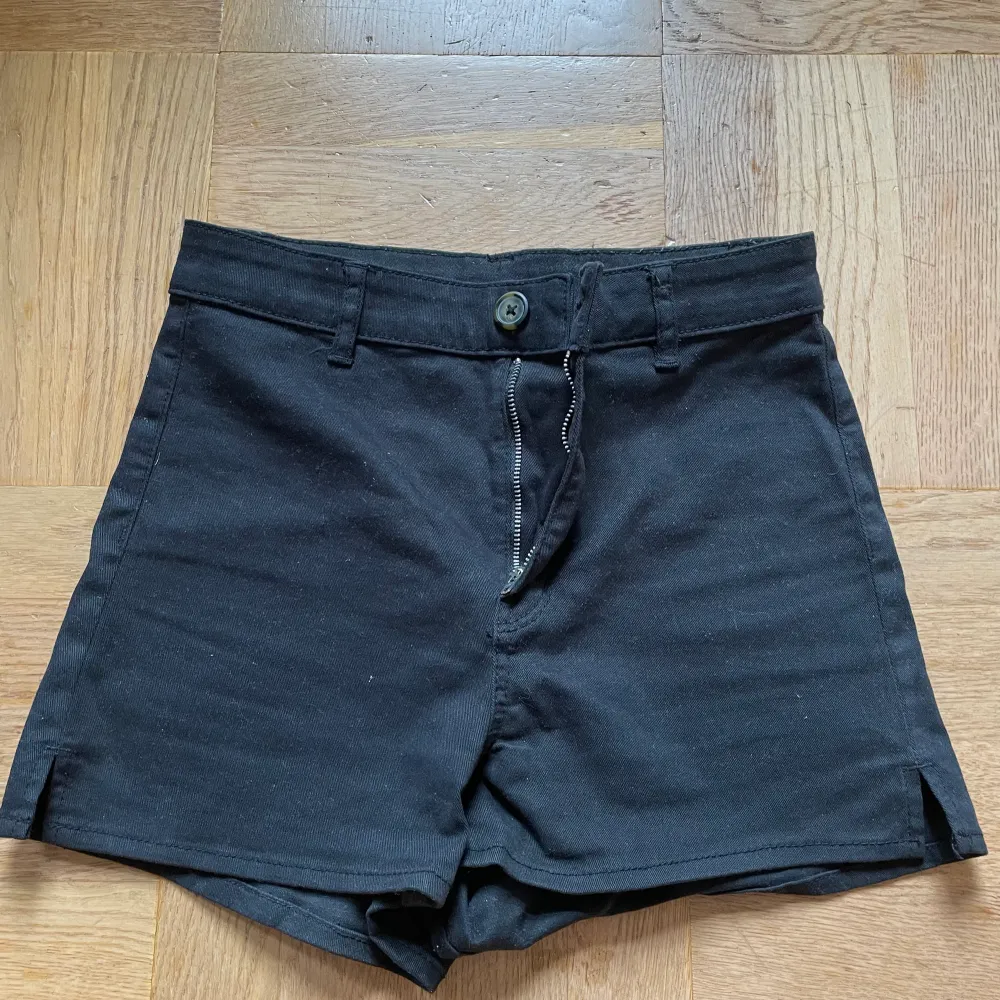 Svarta shorts från HM i storlek 36,  men små i storleken och passar XS. Shorts.