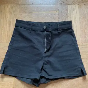 Svarta shorts från HM i storlek 36,  men små i storleken och passar XS