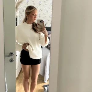 Alobha label perfect mini skirt - Alobha label perfect mini skirt. Helt oanvänd enbart testad på bild kommer i orginal förpackning pga oanvänd. Den har inbyggda shorts och dragkedja på sidan. Nypris 499💖