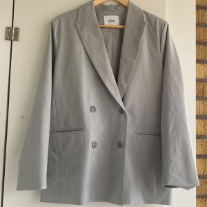 Oversize blazer  - Ljusgrå oversize blazer från Envii som är köpt via Nelly (där den är slutsåld!). Använd endast en gång så den är i fantastiskt skick! Oversize modell 😍😍