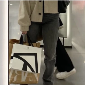 grå midwaist straight jeans  - jätte snygga raka jeans, midwaistish. storlek 34, passar även 36. köptes på gina, passar tyvärr inte i dom längre😅 första bilden är lånad!! 