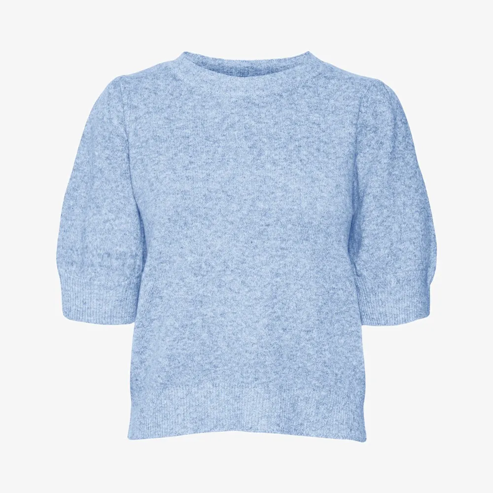 Säljer min stickade tröja från vero Moda, använd få tal gånger så mycket bra skick 🥰 Om ni vill ha fler bilder så skriv💞 Pris kan diskuteras vid snabb affär 💗. Stickat.