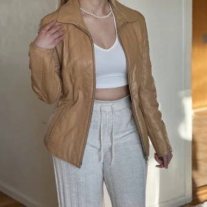 Vintage skinnjacka - En vintage skinnjacka i jättefint skick. Jättefin färg och sitter så fint!