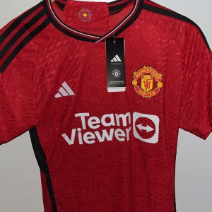 Fotbolls tröja  - Säljer en helt ny Manchester United fotbolls tröja med mount på ryggen.
