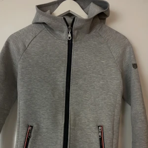 Horze-Ridjacka/kofta - Säljer nu denna superfina grå ridjacka/tidkorts då den är för liten tyvärr. Den är slutsåld på hemsidan, köptes för omkring 570 kr men säljer den för mindre. (På sista bilden är det bara en skugga)🤍Vid frågor är det bara att skr