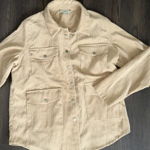 Vårjacka  - Helt ny och oanvänd vårjacka i ribbat material.   Rensar ur min garderob från en hel del oanvända kläder🌼 Kika och se om du ser något mer i min profil som du gillar så skickar jag med det till dig också!😊 Fler kläder kommer! 