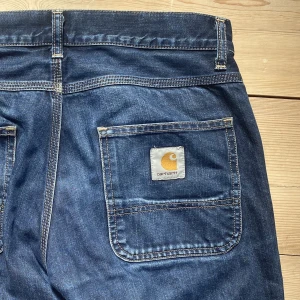 Carhartt Skill Pant 31/32 - snygga brallor från carhartt, har sprättat upp sömmen vid anklarna