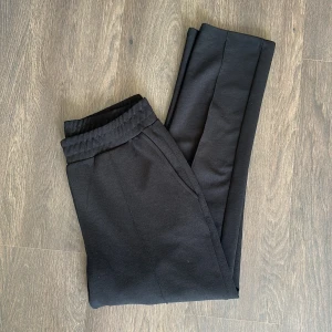 Byxor - Byxor från Gina Tricot.   Rensar ur min garderob just nu🌼 Kika och se om du ser något mer i min profil som du gillar så skickar jag med det till dig också!😊 Fler kläder kommer! 