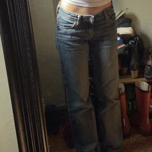 Lågmidjade jeans - Säljer mina lågmidjade jeans från Arrow då de blivit för små. Sparsamt använda men har lite slitage på ena bakfickan. Färgen är mer rättvis på första bilden. Nypris 590, säljer för 350 + frakt