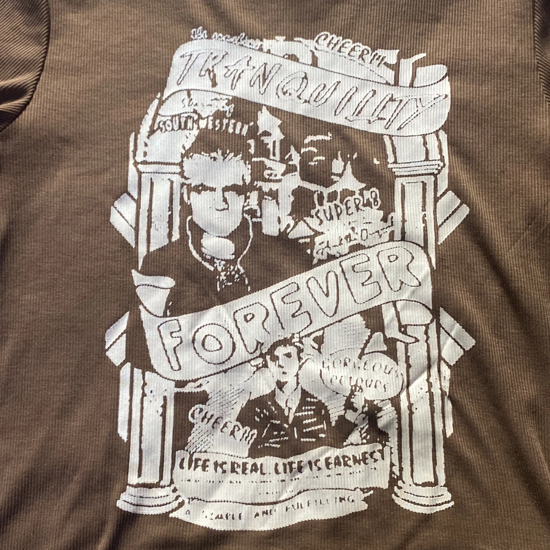 Brun kortärmad tröja med tryck - 91