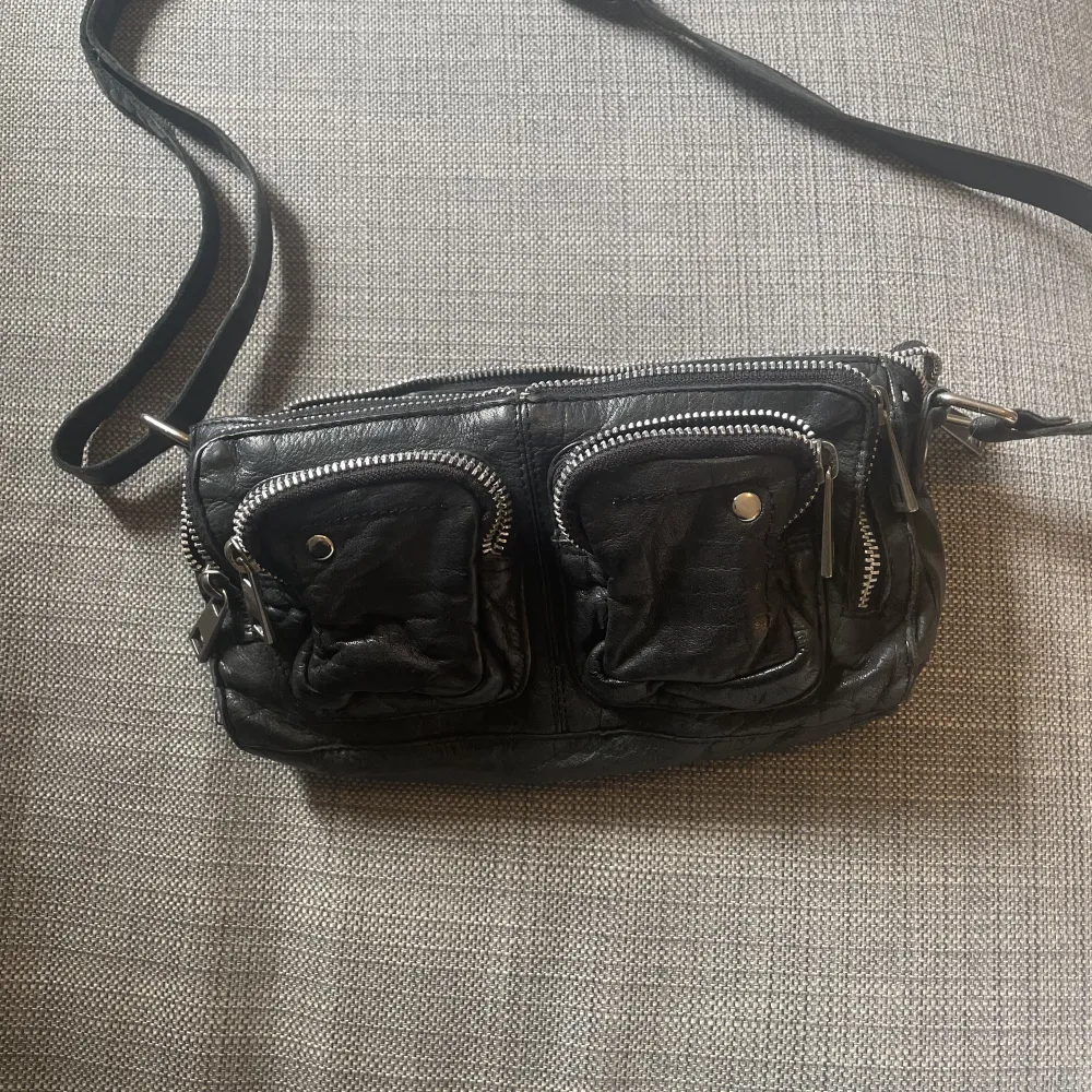 Säljer mina två nunoo väskor då dom inte kommer till användning mer! En svart i mocka (lånad bild men samma modell) och en i skinn. Säljer den i mocka för 200kr och den i skinn för 350kr båda för 500kr. (Skinn såld). Väskor.