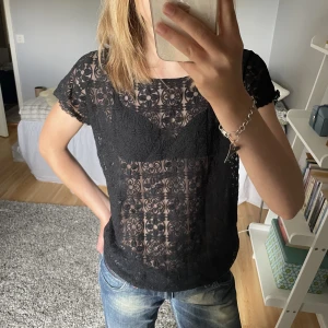 Spetsblus - Blus från silver creek i storlek 34. Prislapp från sellpy är kvar. Använd gärna köp nu!😄