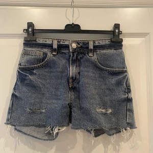 Jeansshorts  - Blå jeanshorts från Bikbok 
