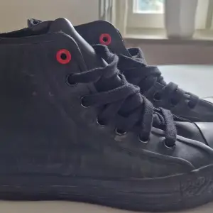 Svarta converse i läder, har aldrig använt, går nästan inte att få tag på och kostar 1000 kr🫶tryck gärna på 