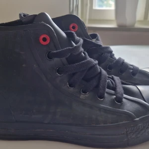 Converse svarta läder st 37.  - Svarta converse i läder, har aldrig använt, går nästan inte att få tag på och kostar 1000 kr🫶tryck gärna på "köp nu"