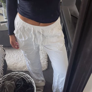 Linnebyxor  - Vita linnebyxor, dom är helt nya och aldrig använda! Storlek S! 🤍