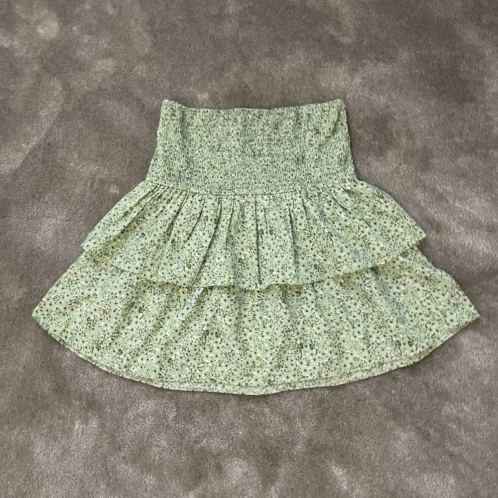 En grön blommig kjol från Vero Moda storlek XS och använ 1gång och är i ny skick 💕 köpt för 195💗(30kr frakt). Kjolar.