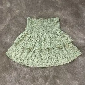 En grön blommig kjol från Vero Moda storlek XS och använ 1gång och är i ny skick 💕 köpt för 195💗(30kr frakt)
