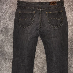 Lee jeans - Skitsnygga lee jeans i en grå tvätt, sprättat upp sömnen längst ner så runt 4 cm längre, tyvärr för små i midjan  Skriv vid funderingar😇