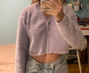 Croppad lila kofta - Croppad lila kofta ifrån lindex