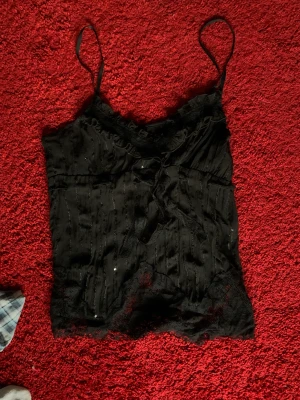 Svart linne - Super gullig och skönt linne, som är lite genomskinlig. Super härlig att ha den på vardag men går också att klä upp sig med