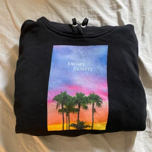 Hoodie med tryck - Hoodie från the cool elephant som knappt är använd. Köpte för 600, passar för s,xs,xxs💕