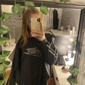 Nike sweatshirt  - En Nike sweatshirt som är i nyskick, använd Max 2 gånger. Super fin. Väldigt skönt material och i storlek L så den är oversized på mig. 