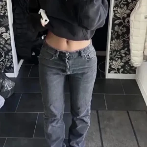 Svarta zara jeans  - Säljer mina svarta zara jeans som inte kommer till användning längre, strl, 34 men passar även till 36. Köpte för 400 💕 skriv för fler bilder! 