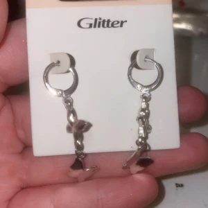 Örhängen - Silvriga örhängen med fjärilar på. Jag har använt dom några gånger innan. 