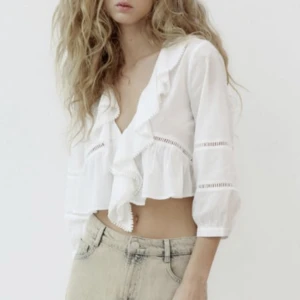 Zara topp  - slutsåld zara topp änvänd en gång. En knapp är lite sönder lätt att fixa skriv privat för fler bilder💕