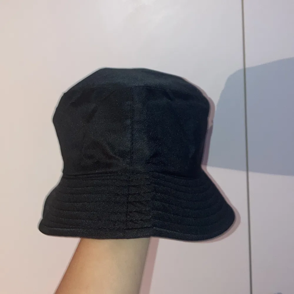 Bucket hat från shein Mått: cirka 60cm Ålder: 10-14 år Endast testad och tvättad  Finns i Karlstad men kan skickas mot porto. Övrigt.