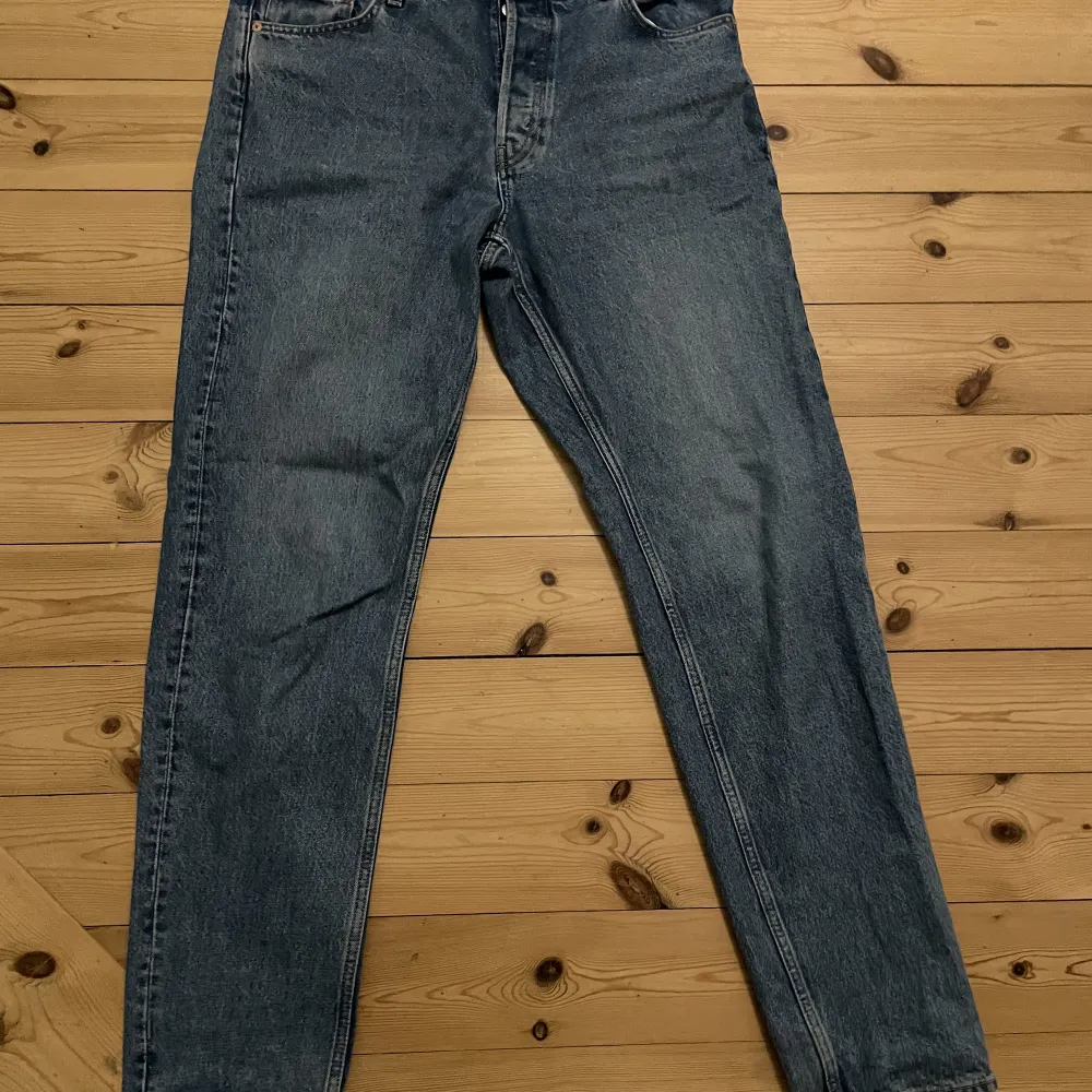 Knappt använda Weekday jeans i modellen Barrel.   Storlek: 32W 34L. Jeans & Byxor.
