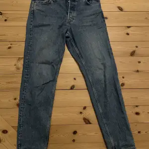 Knappt använda Weekday jeans i modellen Barrel.   Storlek: 32W 34L