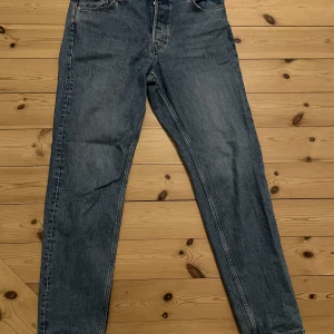 Weekday Barrel Jeans 32x34 - Knappt använda Weekday jeans i modellen Barrel.   Storlek: 32W 34L