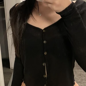 Svart långärmad tröja/ kofta - Svart långärmad tröja/kofta, man kan se igenom. Tröjan är ifrån H&M 🫶