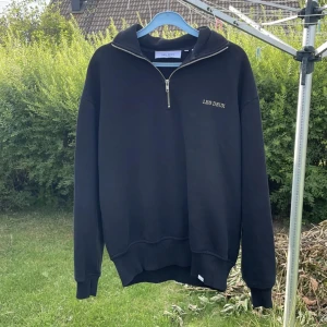 Les deux halv zip - Tjena säljer nu en les deux halv zip nästintill oanvänd inköptes för 1400kr på Kennedies. Skick 9.5/10