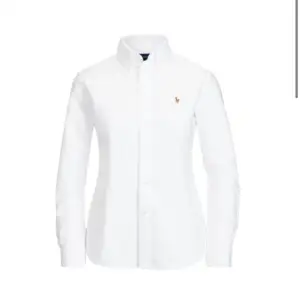 Polo Ralph lauren - klassisk fit oxford skjorta. Väldigt bra skick, knappast använd. Orgininalpris 995kr säljes nu för 500kr exklusive frakt. Storlek 6 vilket motsvarar storlek XS - S ❤️