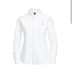 Ralph Lauren vit skjorta - Polo Ralph lauren - klassisk fit oxford skjorta. Väldigt bra skick, knappast använd. Orgininalpris 995kr säljes nu för 500kr exklusive frakt. Storlek 6 vilket motsvarar storlek XS - S ❤️