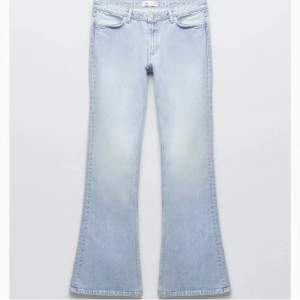 Säljer dessa low rise zara bootcut jeans i storlek 34, har knappt använt dom och ser ut helt som nya, kom pv för fler bilder! Lite slitningar läsgst ner vid benen❤️