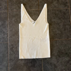 Ribbad topp  - Vit ribbad topp från JDY. Jätteskön och stretchigt material, storlek S. Använd en gång. 