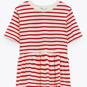 Zara randig tröja - En superfin zara tröja som var populär under 2022, säljer pga att det inte riktigt är min stil längre. Typ använd Max 3 gånger. Frakt =66kr