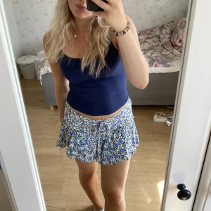 Zara kjol - Blommig kjol från Zara med insydda shorts och snörresår i midjan. Går att vika ner som jag gjort på första bilden för att få lågmidjade🩵