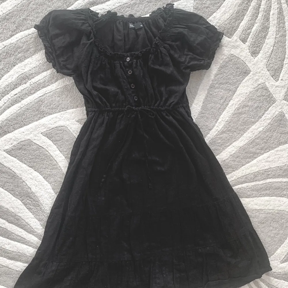 söt svart klänning med rosett, endast buren ett få tal gånger. cubus stl 42. Klänningar.