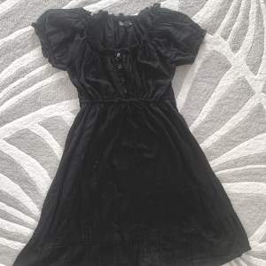 söt svart klänning med rosett, endast buren ett få tal gånger. cubus stl 42